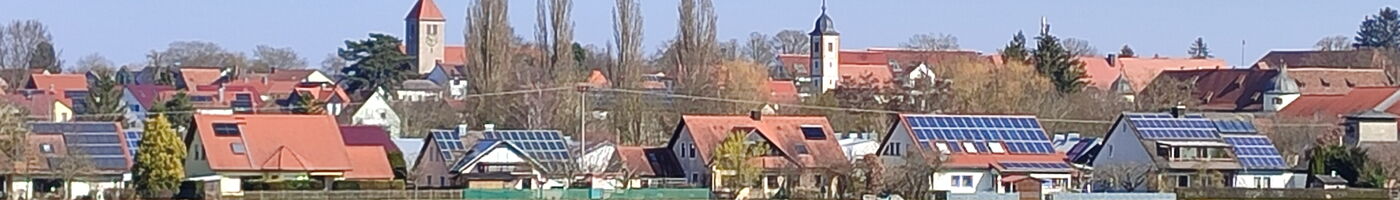 kleiner Ort mit zwei Kirchtürmen