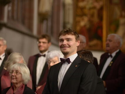 Der Chorleiter lächelt ins Publikum